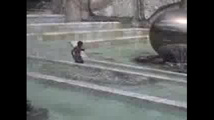 Цигани се къпят във фонтаните на Ндк