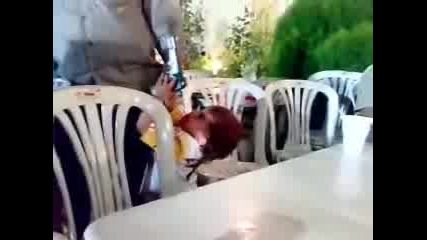 2 годишно дете прострелва баща си (случайно заснето)
