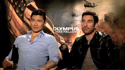 Звездите Дилън Макдермът и Рик Юн говорят за филма си Код: Олимп (2013)