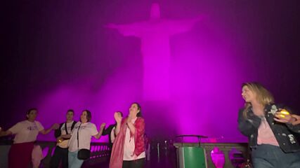В знак на съпричастност: Осветиха в розово статуята на Христос в Рио де Жанейро