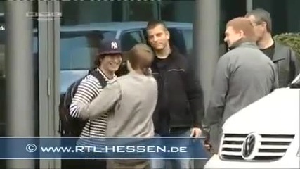 Justin Bieber Се Удря Във Врата - Смях 