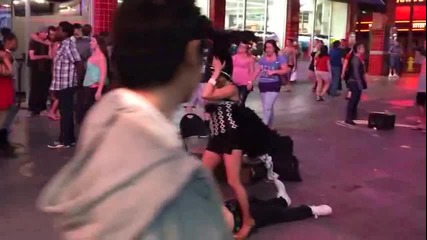 Улична танцьорка в Лас Вегас се подмокри докато танцуваше