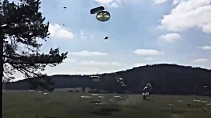 Нелепо военно учение: Джипове Хамър падат от небето