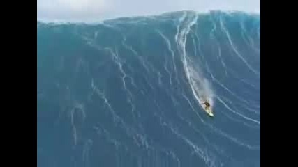 Сърфист яхва голяма вълна и остава невредим