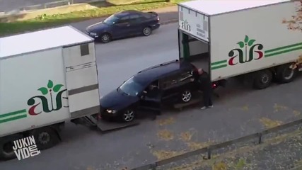 Интересен начин за товарене на кола в камион