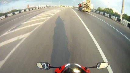 Моторист почти губи контрол на пътя !!!
