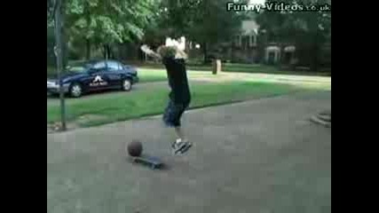 Лудо дете си прави номер с баскетболна топка и скейтборд