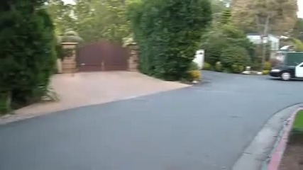 Полиция пред къщата на семейство Сайръс. 