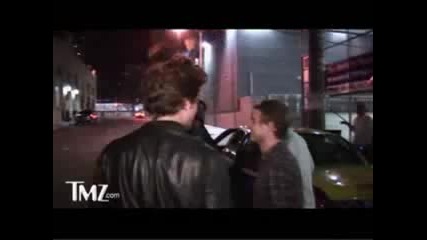 robert pattinson nearly kissed by a fan /old video/ 