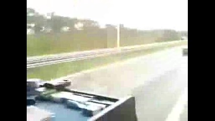 румънски шофюр на камион играе зад волана