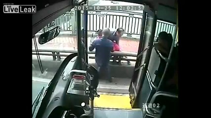 Шофьор на автобус спасява жена от самоубийство !