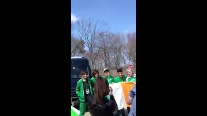 One Direction пристигат за разписване в Somerdale на17.03.2012