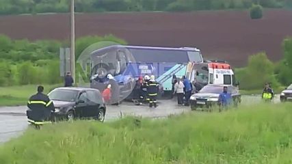 СБЛЪСЪК МЕЖДУ АВТОБУС И КОЛА: Дете и четирима възрастни загинаха