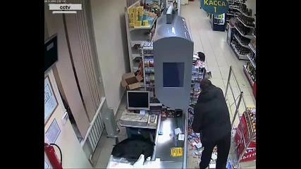 Руски дебил блъска витрина в супермаркет