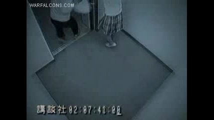 Виж! Момиче пребива нагъл крадец в асансьора! Смях! Vbox7