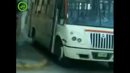 Двама разиграват автобусен шофьор!