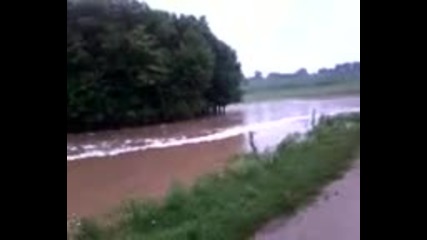 Проливният дъжд на 19 юни 2014 затвори пътя от Никола Козлево към Вълнари