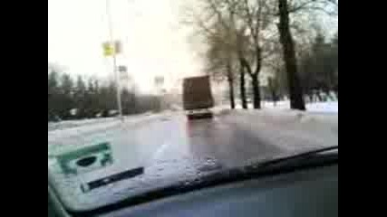 Камион се носи по леда