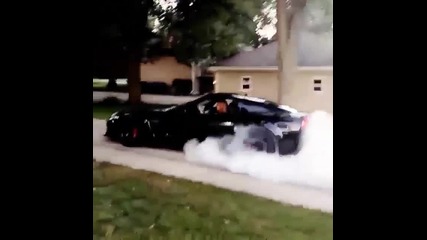 Мацка подпалва гумите на Corvette