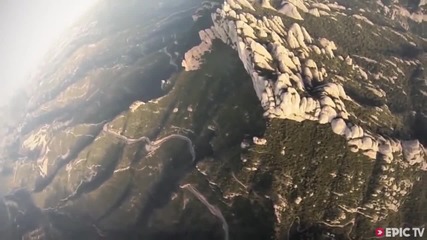 Мъж прелетява през много малка дупка с Wingsuit