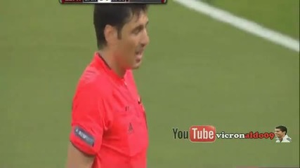 Cristiano Ronaldo влиза остро на Carles Puyo