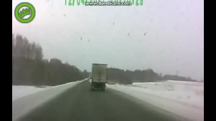 Как се пързаля камион между коли в снежна Русия!