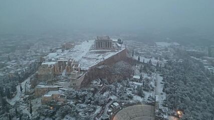КАДРИ ОТ ДРОН: Сняг покри Акропола в Атина (ВИДЕО)