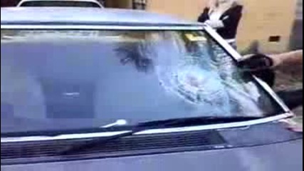 +16!! Скинар чупи предното стъкло на кола с Главата Си!