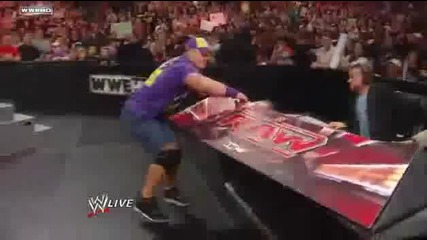 Wwe Raw 29.11.10 - John Cena атакува Heath Slater 