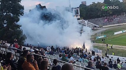 Мощно пирошоу на "белите" фенове, въпреки негативния резултат