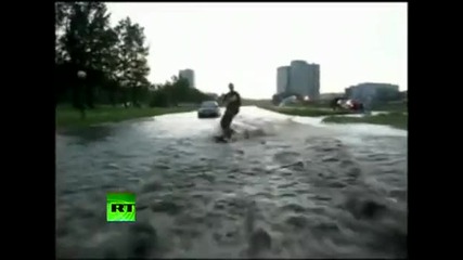 Руснак сърфира по улицата 