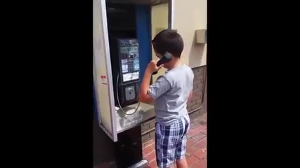Реакцията на дете виждайки уличен телефон за пръв път