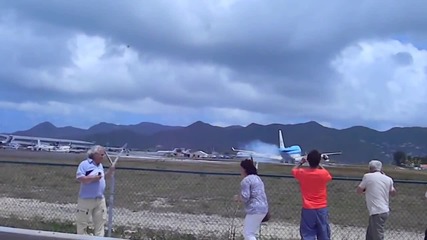 Страхотна гледка на кацащите самолети в Свети Мартин..