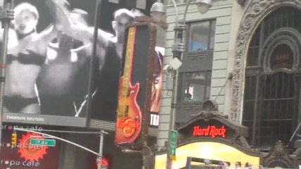 Lady Gaga - Applause на Times Square в Ню Йорк