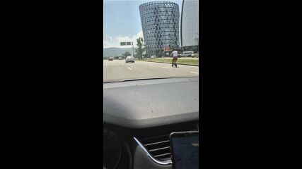 Камикадзе с тротинетка по "Цариградско шосе" в София