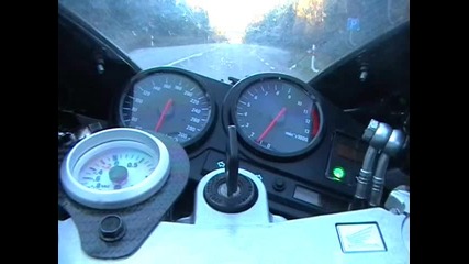 Луд с Honda Honda 1137 Cbr вдига 300 km/h 