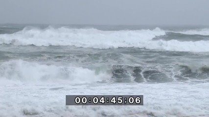 Огромни вълни причинени от тайфун