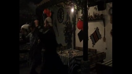 веселяци от Войводино играят хоро в механа Капитан Петко 