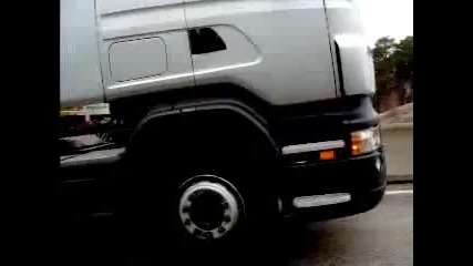 Scania се изправя на 2 гуми