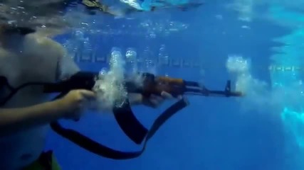Стрелба с Ак47 под вода