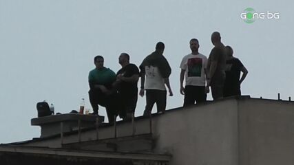 Фенове гледат България - Иран от покрива на блок