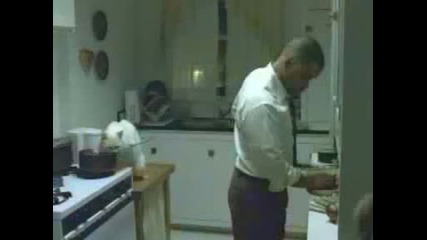 Негър приготвя вечеря