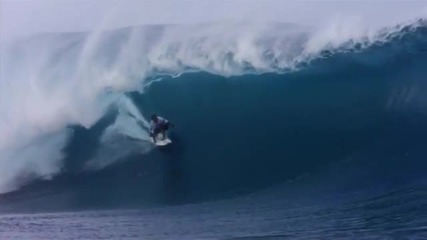Удивителен сърфинг по огромни вълни