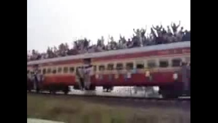 Претоварен влак в индия 