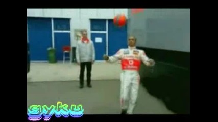 На Люис Хамилтън Му Се Отдава И Играта С Топка