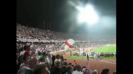 Целият Стадион Пее God Save The Queen 