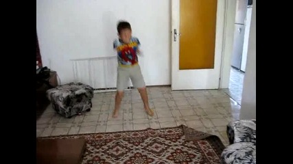 Мишо танцува на house и гледа мацки 