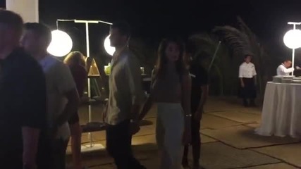 Гришо и Никол ръка за на парти в Акапулко