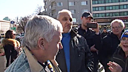 Фенове на „Левски” на протест пред парламента