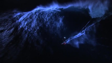 Сърфиране през нощта на огромна вълна 